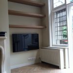 radiatorbetimmering en planken bij tv